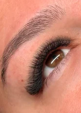 Gros plan sur des extensions de cils volume et un sourcil restructuré