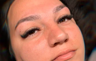 Cliente souriante avec des extensions de cils