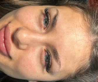 Regard aux cils allongés et sourcils naturels