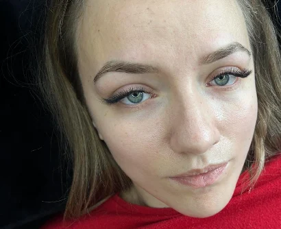 Visage d’une cliente, sourcils structurés et cils allongés