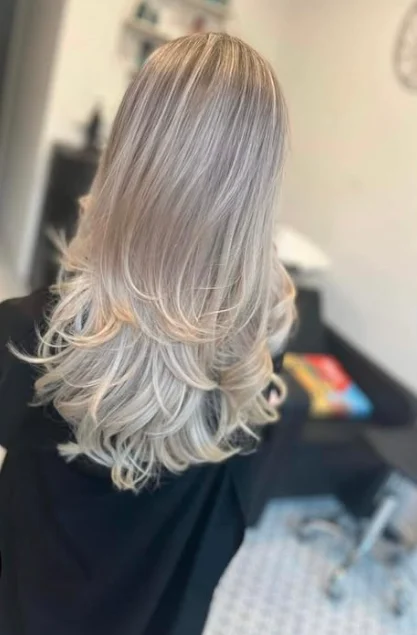 Après : blond clair lumineux, longueurs en mouvement