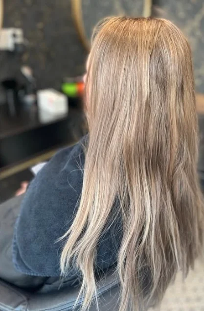 Avant : cheveux longs blond foncé