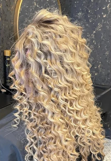 Après : les mêmes cheveux en boucles serrées