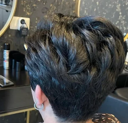 Après : coupe courte structurée, nuque dégagée