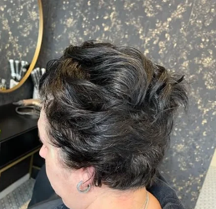 Avant : coupe courte brune sans forme