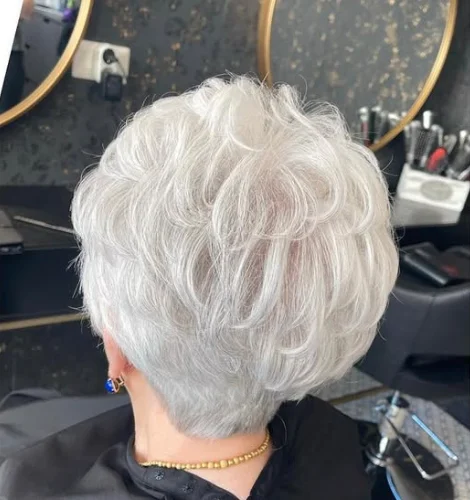 Après : coupe courte texturée sur cheveux gris