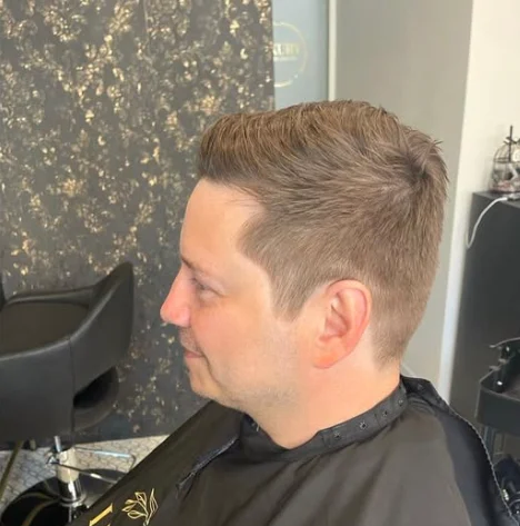 Après : coupe courte dégradée, rasé de près