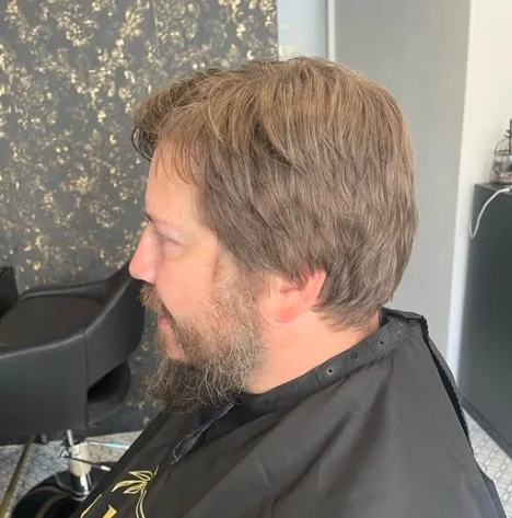 Avant : homme aux cheveux longs et barbe