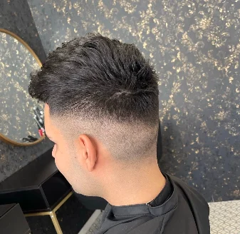 Coupe homme dégradée, vue de profil, au salon