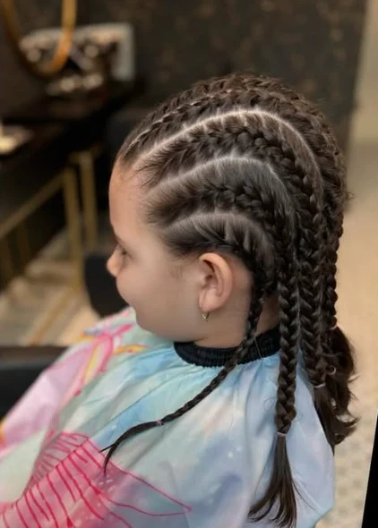 Après : jeune cliente coiffée de tresses collées, de profil, au salon