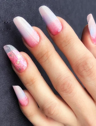 Ongles longs en dégradé rose pailleté