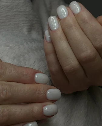 Ongles courts gris perle brillants