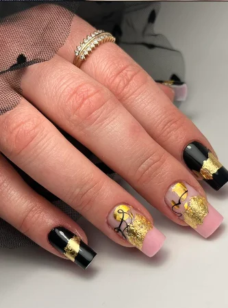Ongles noirs et roses décorés de feuille d’or