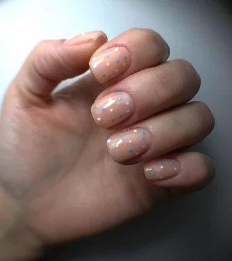 Ongles nude à pois pastel