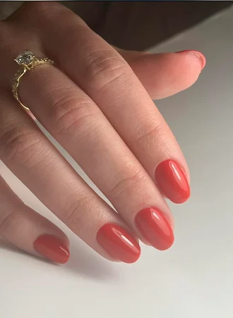 Ongles amande vernis rouge corail brillant