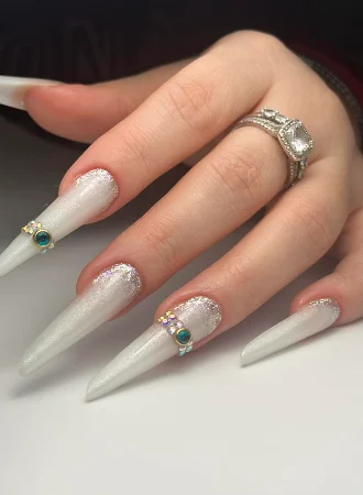 Ongles stiletto blanc nacré avec strass